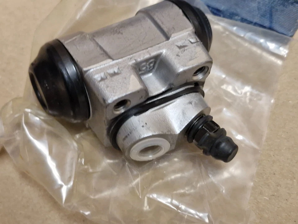 Hyundai Matrix FC Accent Mk2 Rear Wheel Cylinder Left 583302D020 Genuine NEW OEM - Image 2 of 4