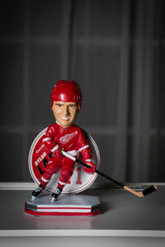 Dylan Larkin Detroit Red Wings 2016 novato se foco Bobblehead #/144 nuevo en caja oferta - Imagen 1 de 1