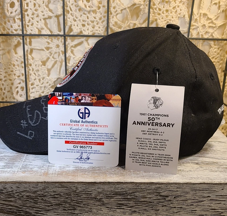 Sombrero firmado por los Chicago Blackhawks 1961 campeones 50 aniversario patio Bobby Hull #9 Foto 2 de 4