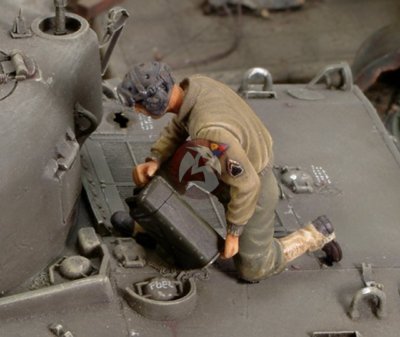 Royal Model 1/35 US Tank Crew Member Tanker Refueling Tank WWII [Resin] 165