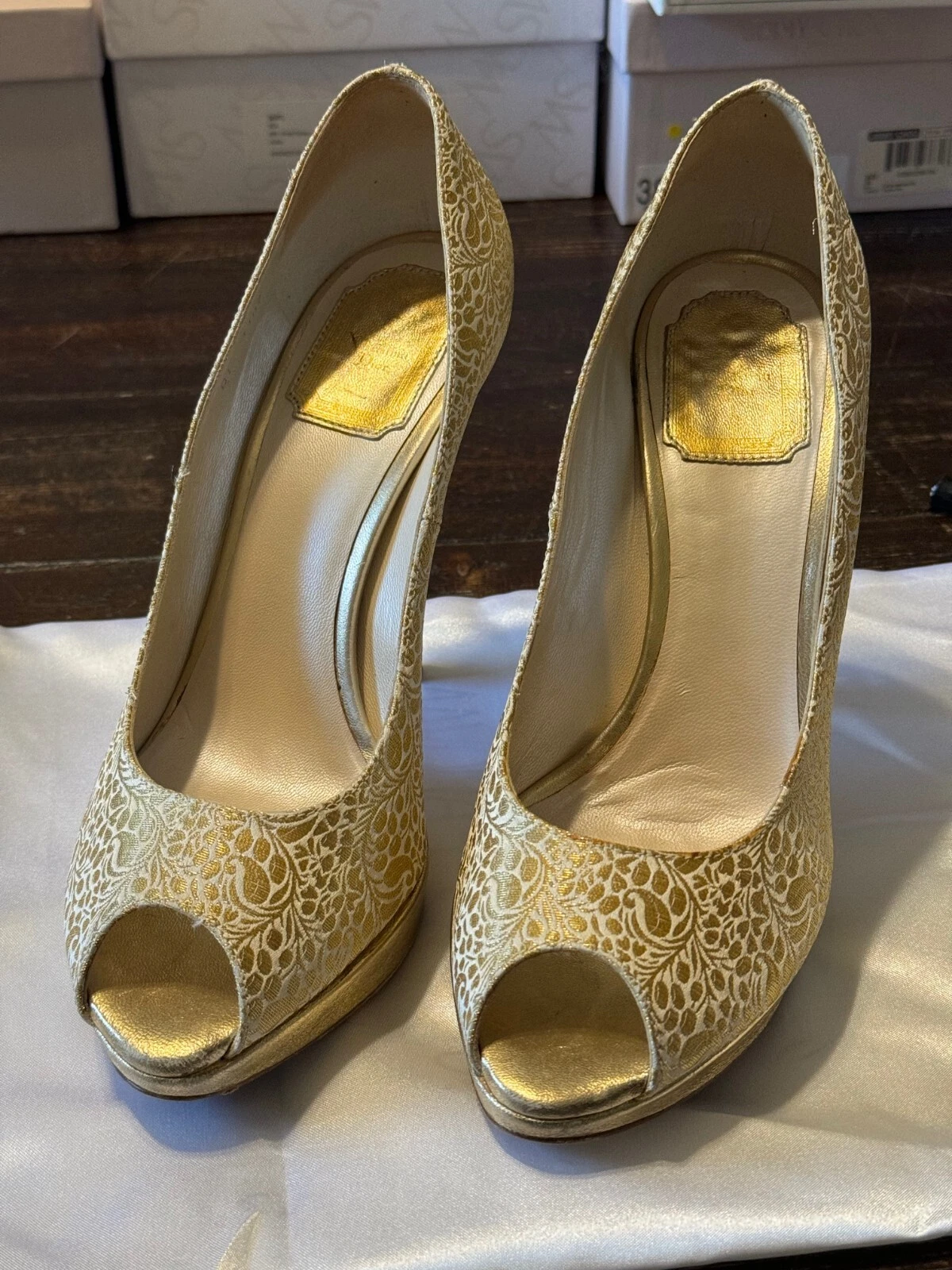 Escarpins à talons aiguilles Christian DIOR or brocart peep toe or US 8