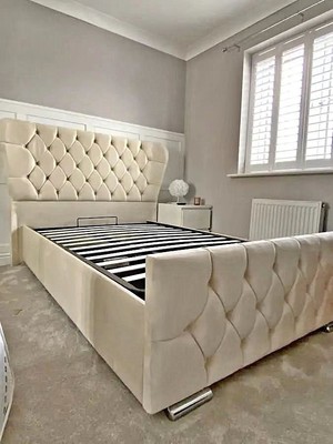 Maßgefertigtes Chesterfield Milly Grandeur gepolstertes Flügelbett in Plüsch Samt Stoff