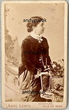 CDV LADY HÄLT KATE GREENAWAY BUCH VON ABEL LEWIS ISLE OF MAN ANTIKES FOTO