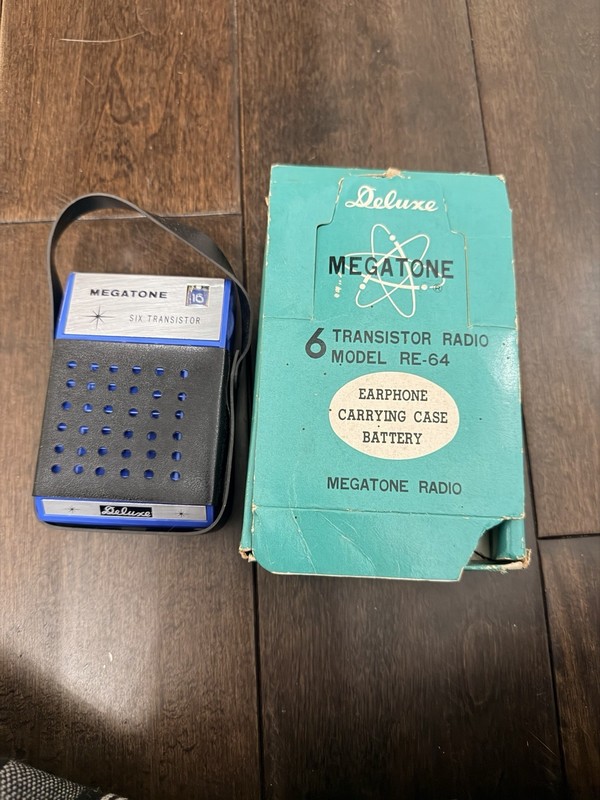 Megatone RE-64 6 Transistor Radio Complete Box Earphone Vintage Space Age