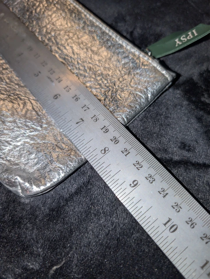 Bolsa de cosméticos de viaje de maquillaje IPSY Glam brillante plateada metálica verde bosque oscuro Y2K Foto 4 de 4