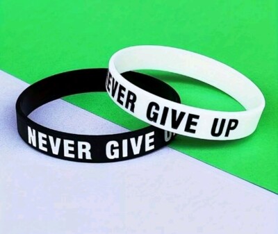 Never Give Up Armband ( Schwarz ) Silicon  Motivation 100 %  Haut Verträglich