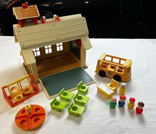 Vintage 1971 Fisher Price Little People Play Family School House #923 w pieces