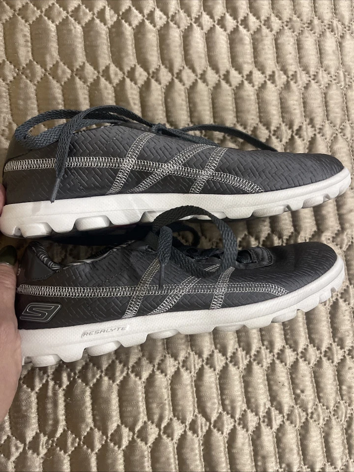 Zapato deportivo Skechers Goga Mat para mujer talla 7,5 encaje Uo. Gris plata excelente estado Foto 3 de 4