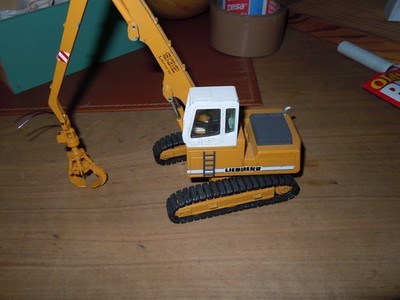 Conrad Liebherr R932Litronic Umschlagmaschine Modell 1:50