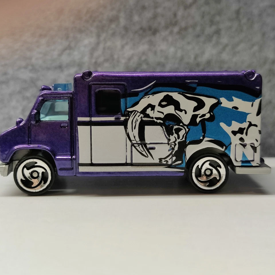 Vintage 1998  Hot Wheels Purple 1/64 Diecast Ambulance  " Saber Tooth " MINT - Image 2 of 4