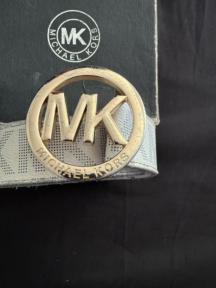 Cinturón para hombre Michael Kors con hebilla dorada logotipo MK blanco Foto 2 de 4
