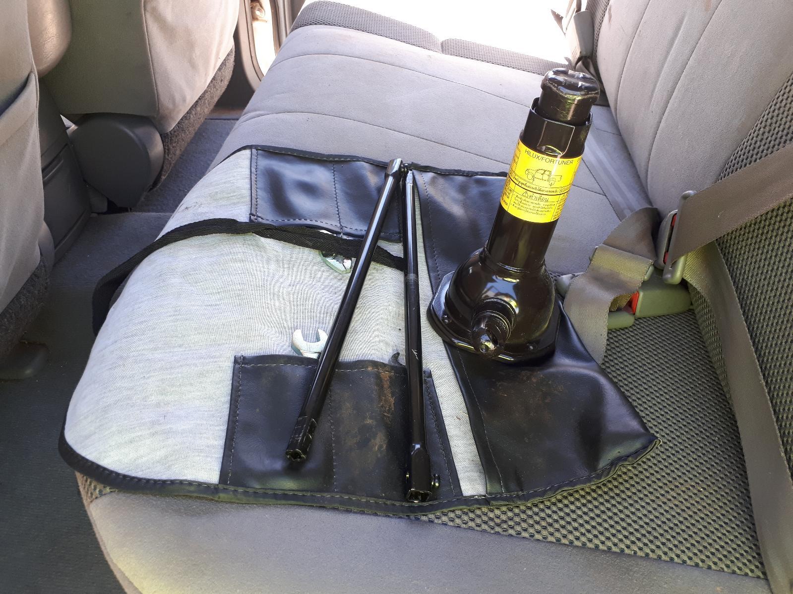 TOYOTA HILUX JACK/TOOL KIT 03/0508/15 eBay