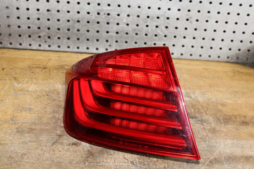 Lanterna traseira de LED lado esquerdo do motorista 2015 BMW 5 Series F10 528i 535i 550i fabricante de equipamento original - Imagem 3 de 4