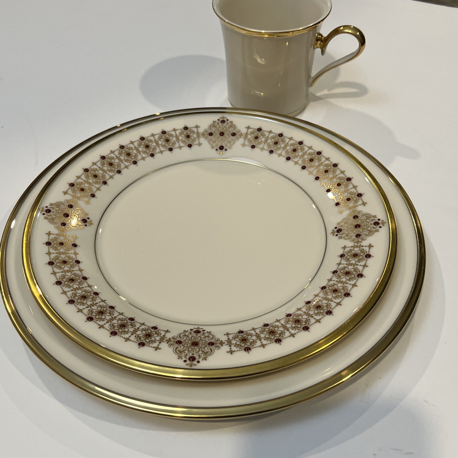 LENOX DIMENSION COLLECTION ETERNAL ACCENT PLATE, RED DOT & GOLD 9 3/8