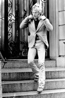 Robert Redford walks down steps 1975 Three Days of the Condor