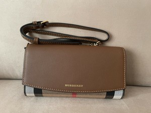 burberry wallet chain