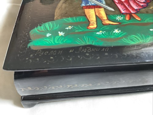 Vintage handbemalte schwarze russische Lackschatulle mit Fuß 6" x 4" Mann Frau SIGNIERT - Bild 7 von 8