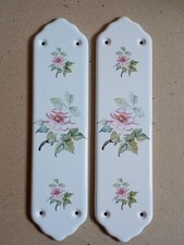 PARA Z LAT 70. ANGIELSKICH PORCELANOWYCH TALERZY NA PALCE DO DRZWI Z KWIATOWYM WZOREM.