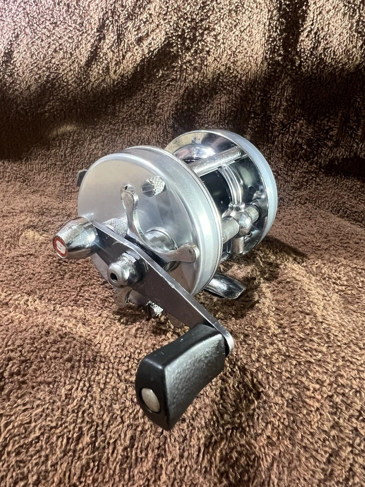 Abu Garcia Ambassadeur 5500C - Suecia - Platos laterales NOS ¡Limpios y reparados suaves! Foto 4 de 4