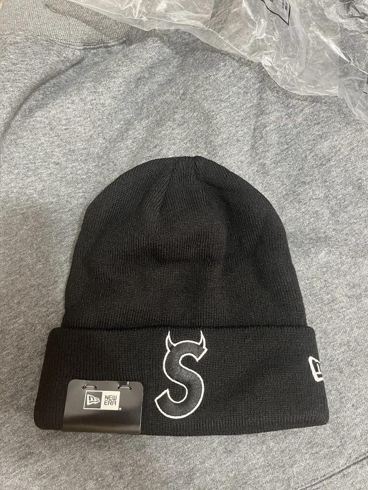 Bonnet noir neuf dans sa boîte Supreme New Era S logo (FW22)
