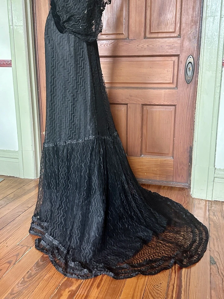 Antiguo 2 piezas. Vestido de luto negro de seda, encaje entrenado ribete de terciopelo y lentejuelas MOP Foto 4 de 4