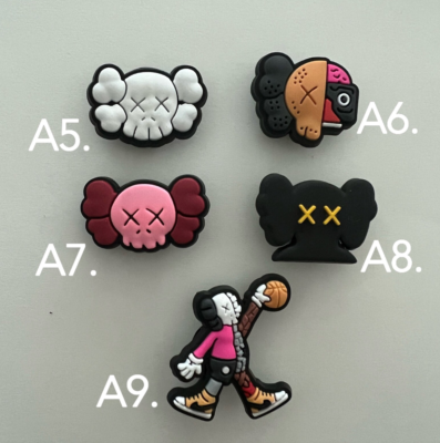 美品 ◆ カスタムキュー  L A M B R O S ◆ Set of 9 Rare KAWS croc charms, kaws jbbits for crocs, kaws gifts