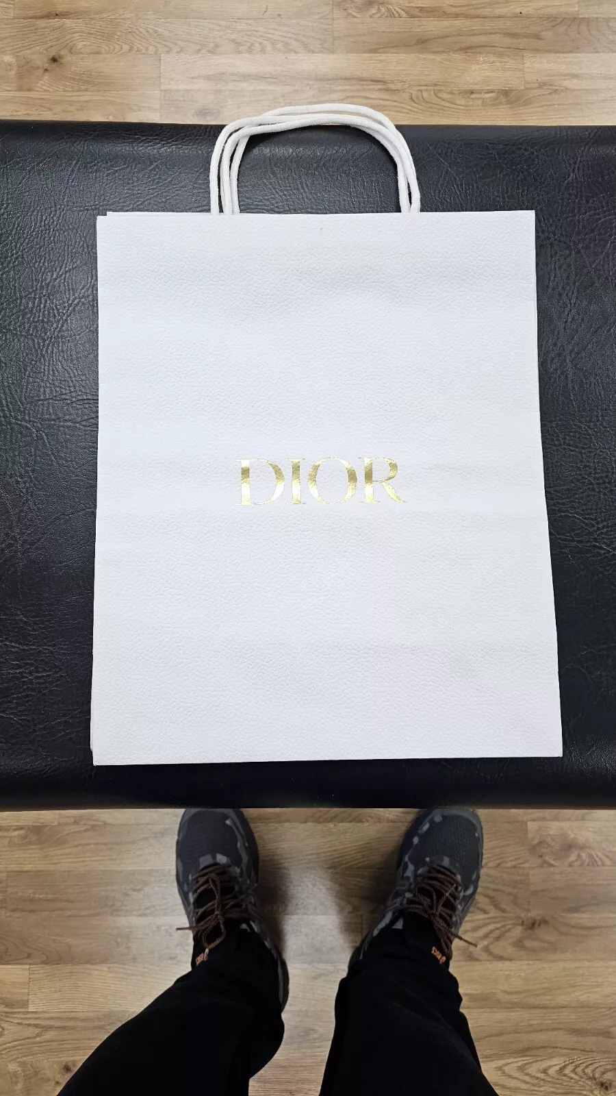 DEUX sacs cadeaux moyens en papier caillou texturé Dior authentique or blanc D'OCCASION 