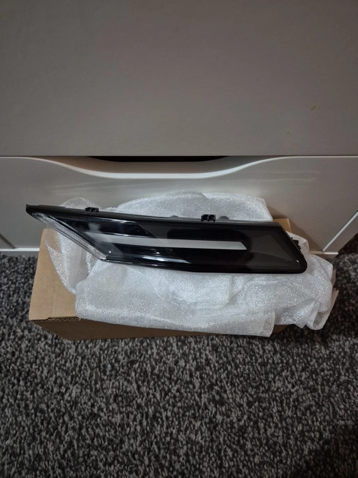 Porsche Taycan 9J Front Right Wing LED Indicator 2019-ON 9J1953042H Genuine new - Image 2 of 3