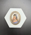 Vtg LIMOGES FRANCE Hand Painted Porcelain Pin Brooch Beautiful Woman Gold Tone — photo 1
