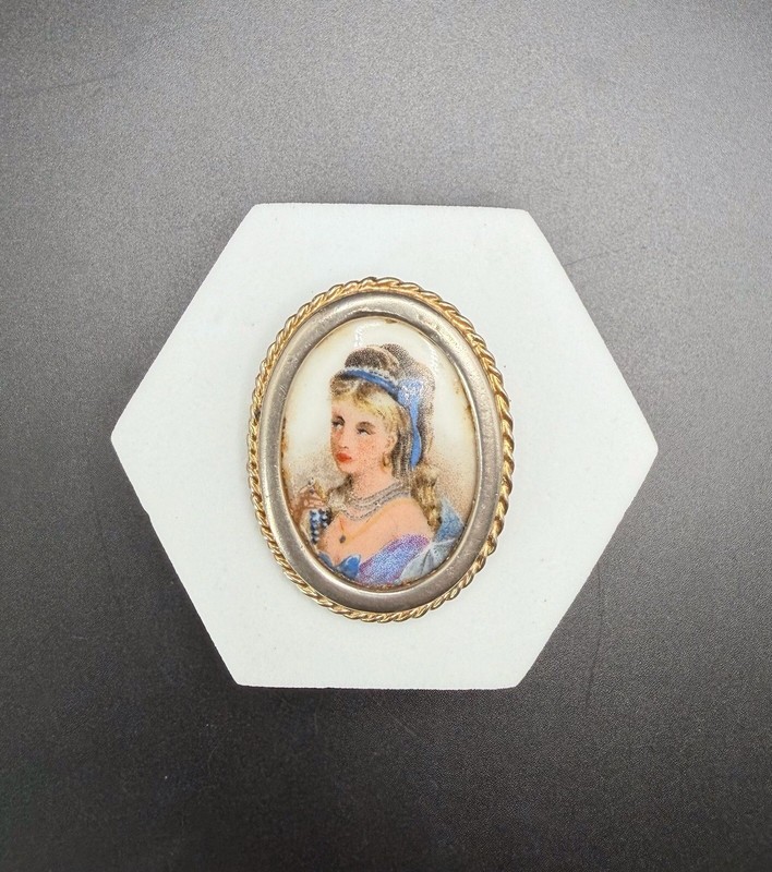 Vtg LIMOGES FRANCE Hand Painted Porcelain Pin Brooch Beautiful Woman Gold Tone
