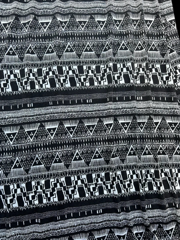 ✨ Maxi falda estampado tribal blanco y negro✨m Foto 2 de 4