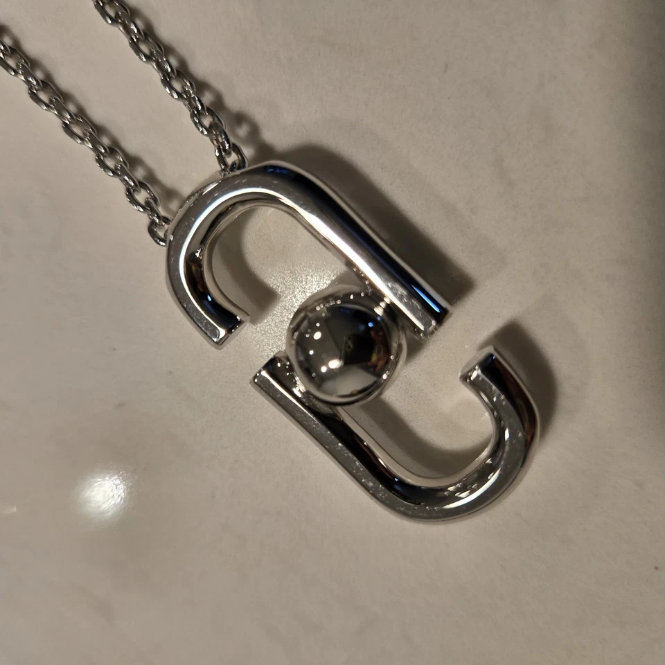 COLLAR MARC JACOBS PLATA Foto 2 de 4