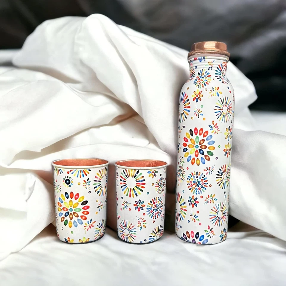 Botella de cobre impresa multicolor con 2 vasos para beneficios para la salud a prueba de fugas Foto 4 de 4