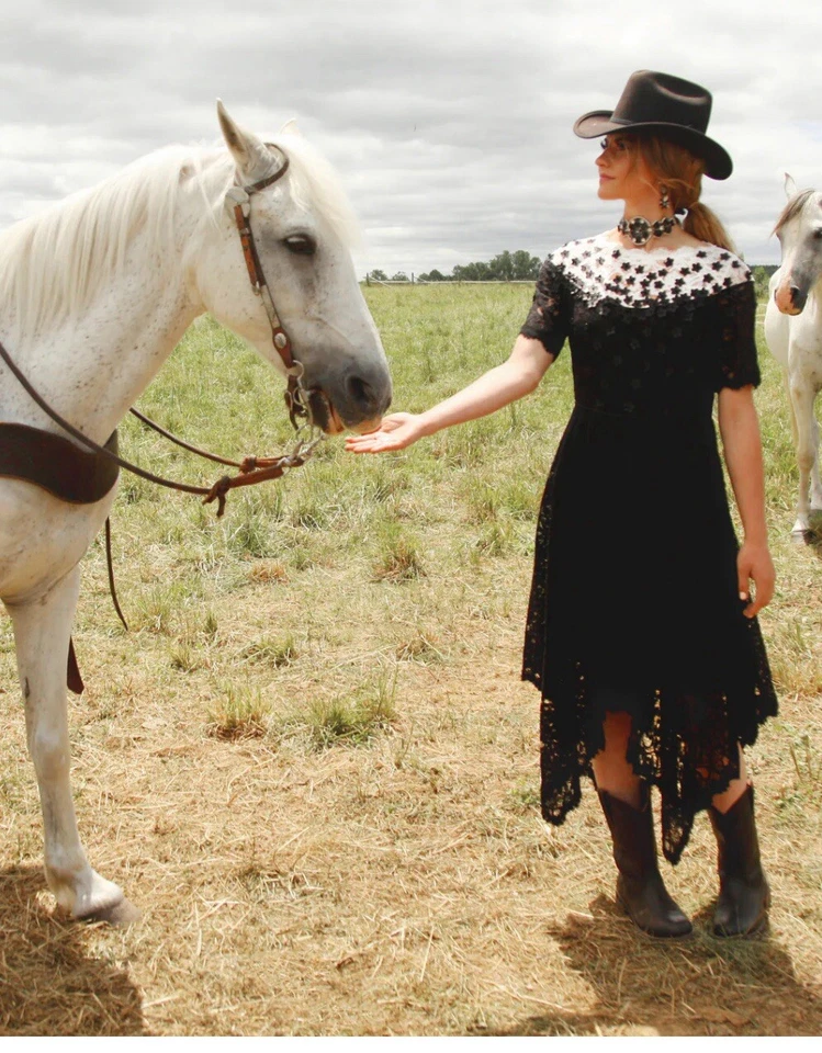Vestido pañuelo de encaje con apliques florales Shani talla 8 precio de venta sugerido por el fabricante 456 USD negro/blanco Foto 4 de 4