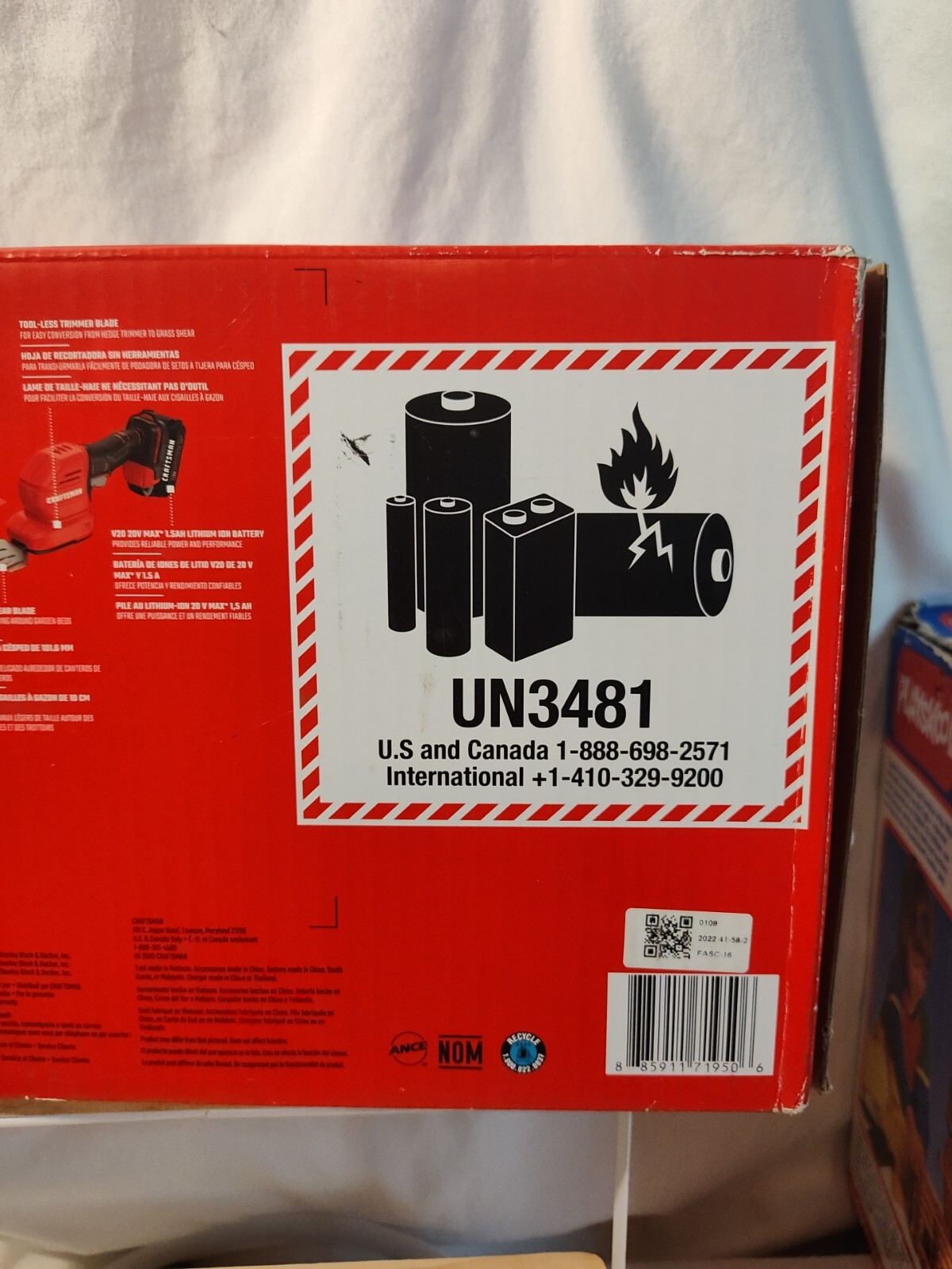 Craftsman V20 CMCSS800C1 2-in-1 8" Hedge Trimmer/4" Grass Shear Kit Cordless NEW