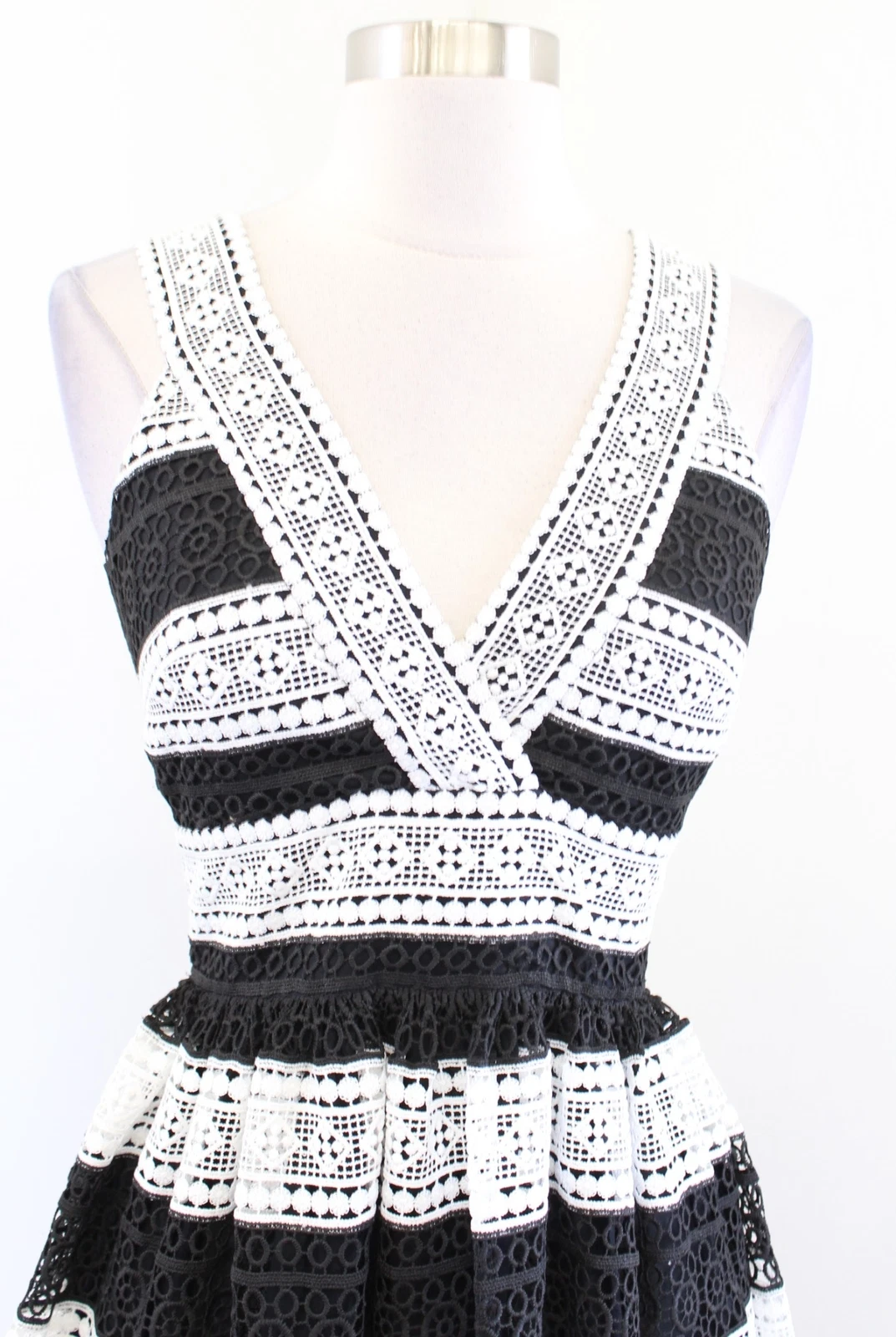 Abito Kate Spade nero bianco a righe aderente e svasato in pizzo all'uncinetto nuovo con etichette taglia 00