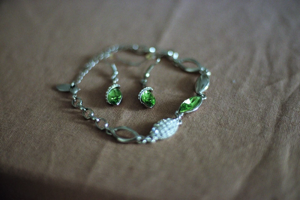 Conjunto de joyas de plata y peridoto-collar, pendientes, pulsera-elegante y atemporal Foto 3 de 3