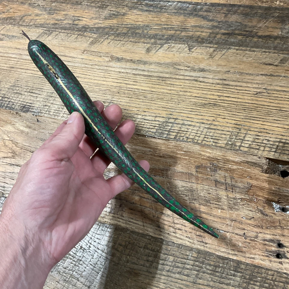 Señuelo de pescado vintage estilo Mikko señuelo serpiente hecho a mano arte popular de madera 12,5” x 1,5” Foto 3 de 4