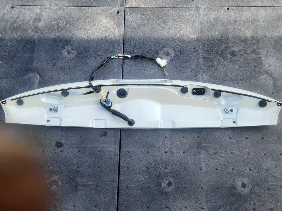 Alerón trasero Toyota Highlander 2008-2013 con tercera luz de freno LED OEM 76085-0E070 Foto 2 de 4