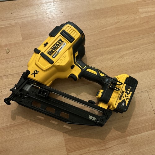 DEWALT DCN660 XR 18V mit 5Ah Akku Brushless Nagelpistole