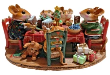 Wee Forest Folk M-302a CHRISTMAS FAMILY GATHERING Miniature Figurine Retired