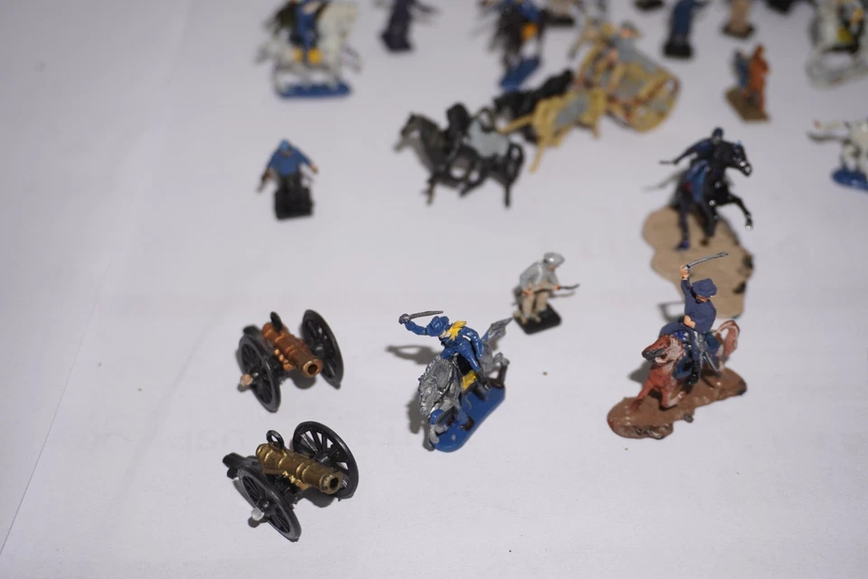 1/72 Civil War Confederate Artillery and Confederate and Union Toy soldiers "55" - Image 3 of 4