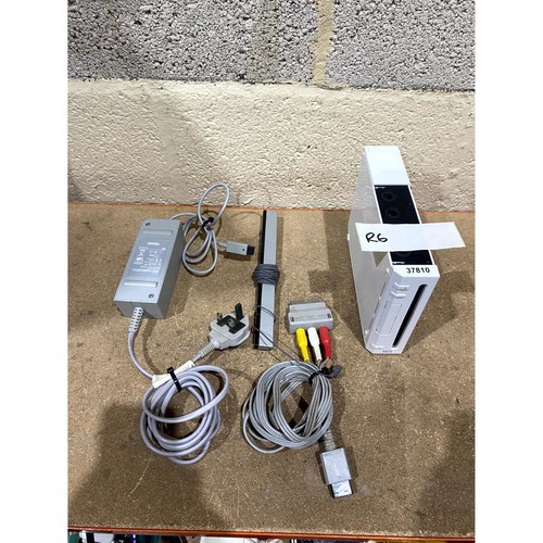 Nintendo Wii RVL-001(EUR) Video Gaming Console White AV/USB Ports w/ Accessories - Picture 13 of 15