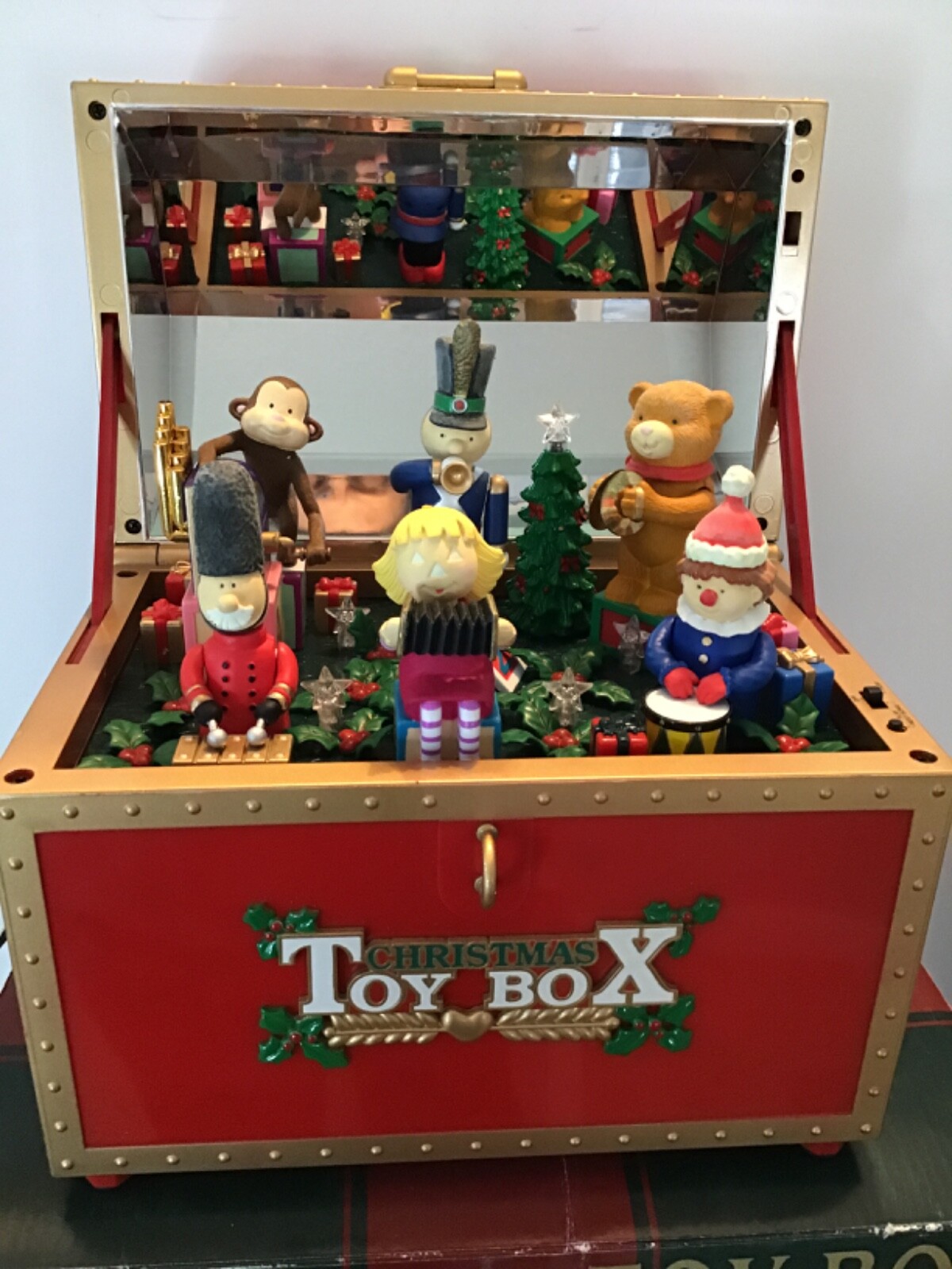 Christmas Toy Box by Maisto 176788 Animated Illuminated Musical Working