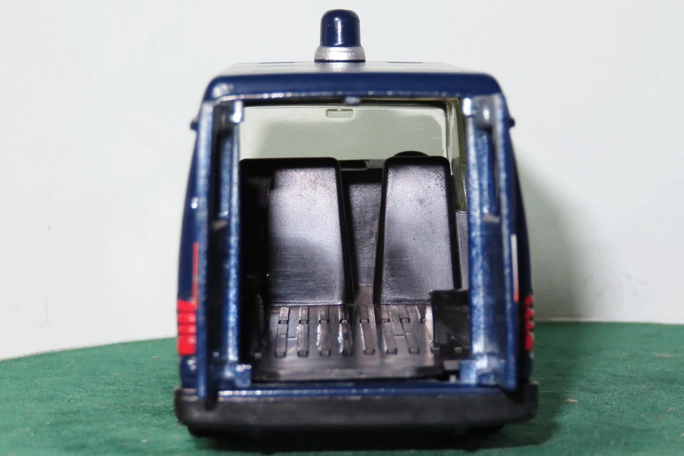 Corgi Ford Transit police car die-cast model 1/43 - Image 3 of 4