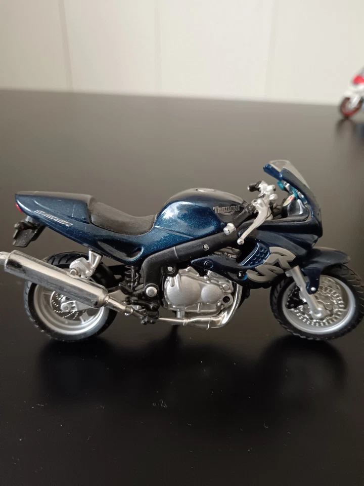 TRIUMPH RS 955 i MAISTO 1/18 ème - Photo 3/4