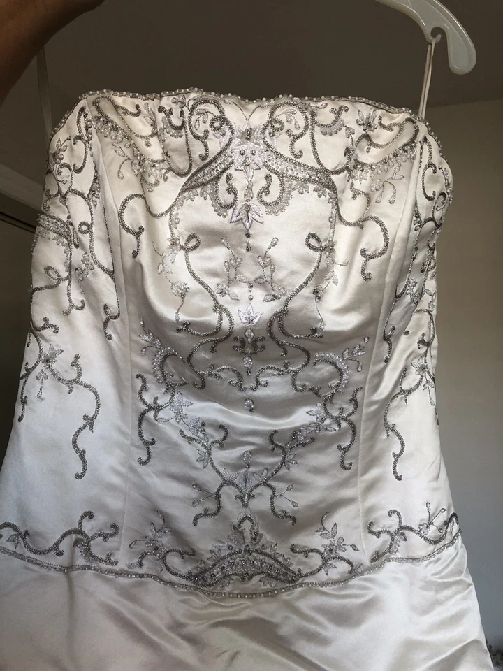 Used Lazaro Silk Bridal Gowns size 6 & Beaded Vail - Image 4 of 4