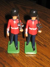 Pair of Vintage 1990 W. Britain Lead Metal Soldier England Beefeaters 2.5"H