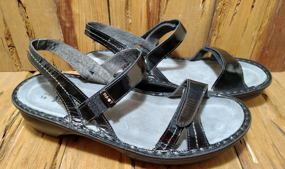 Sandalia de cuña Naot Brussels negra charol con tiras para mujer talla UE 41 EE. UU. 10 Foto 3 de 4