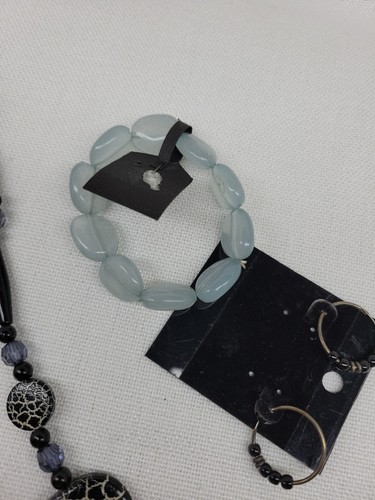 Lot bijoux collier craquelé noir ton argent et boucles d'oreilles ton or  - Photo 10/11